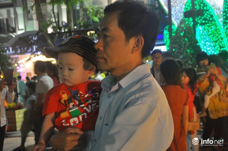 Ảnh: Những thiên thần nhỏ dạo phố đón Giao thừa ở đường hoa Nguyễn Huệ - ảnh 10