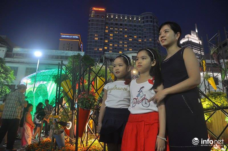 Ảnh: Những thiên thần nhỏ dạo phố đón Giao thừa ở đường hoa Nguyễn Huệ - ảnh 11