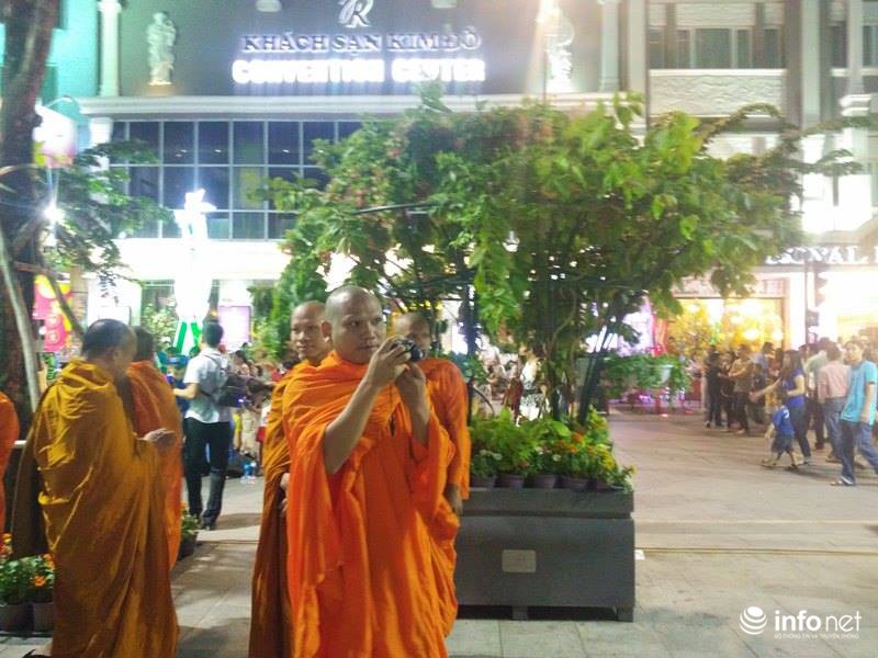 Ảnh: Những thiên thần nhỏ dạo phố đón Giao thừa ở đường hoa Nguyễn Huệ - ảnh 12