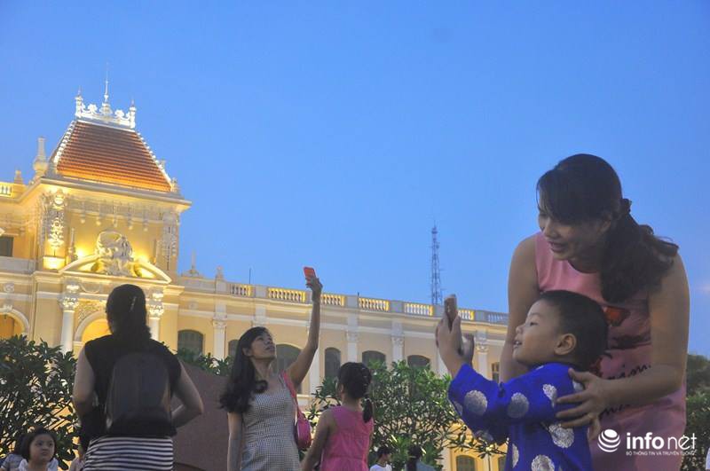 Ảnh: Những thiên thần nhỏ dạo phố đón Giao thừa ở đường hoa Nguyễn Huệ - ảnh 2