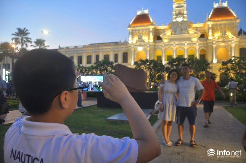 Ảnh: Những thiên thần nhỏ dạo phố đón Giao thừa ở đường hoa Nguyễn Huệ - ảnh 3