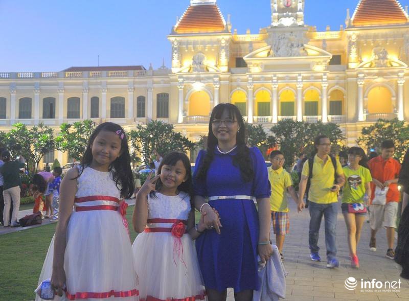 Ảnh: Những thiên thần nhỏ dạo phố đón Giao thừa ở đường hoa Nguyễn Huệ - ảnh 4