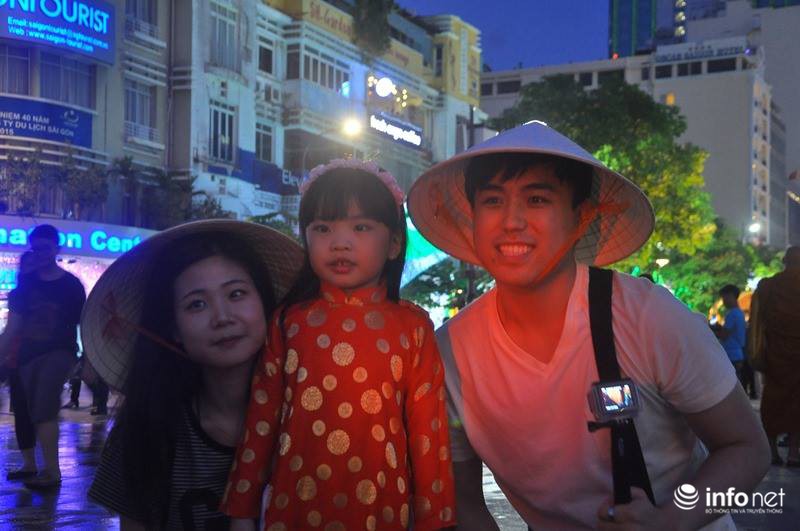 Ảnh: Những thiên thần nhỏ dạo phố đón Giao thừa ở đường hoa Nguyễn Huệ - ảnh 5