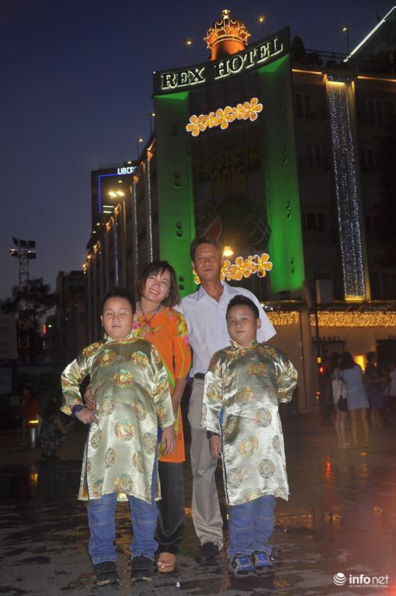 Ảnh: Những thiên thần nhỏ dạo phố đón Giao thừa ở đường hoa Nguyễn Huệ - ảnh 6