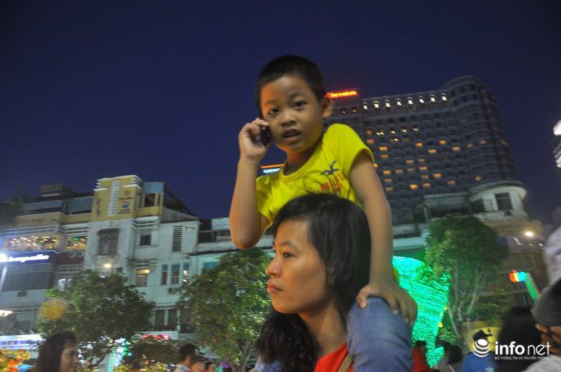 Ảnh: Những thiên thần nhỏ dạo phố đón Giao thừa ở đường hoa Nguyễn Huệ - ảnh 7