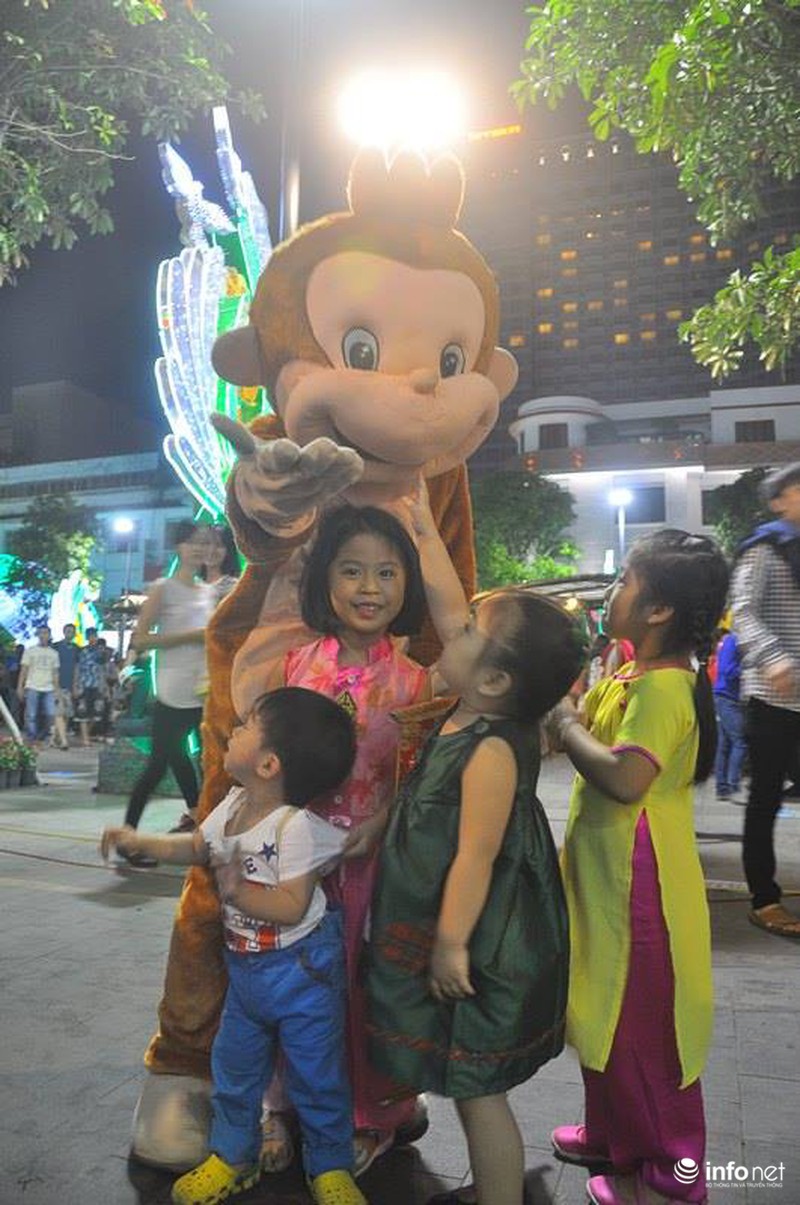 Ảnh: Những thiên thần nhỏ dạo phố đón Giao thừa ở đường hoa Nguyễn Huệ - ảnh 8