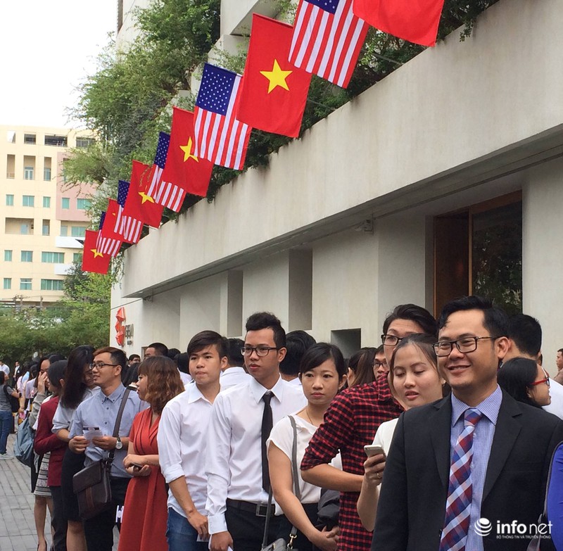 Người nước ngoài đeo mặt nạ Obama, diễn viên Lan Phương khoe quà lưu niệm - ảnh 8