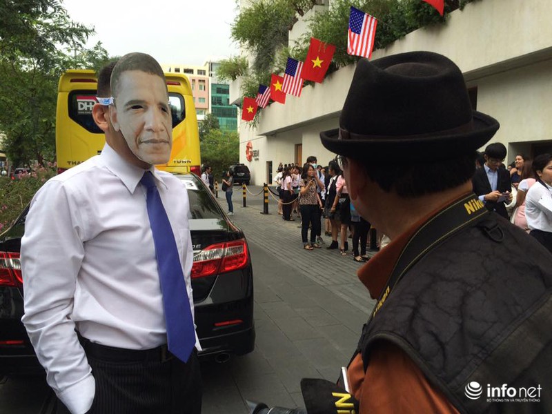 Người nước ngoài đeo mặt nạ Obama, diễn viên Lan Phương khoe quà lưu niệm - ảnh 2