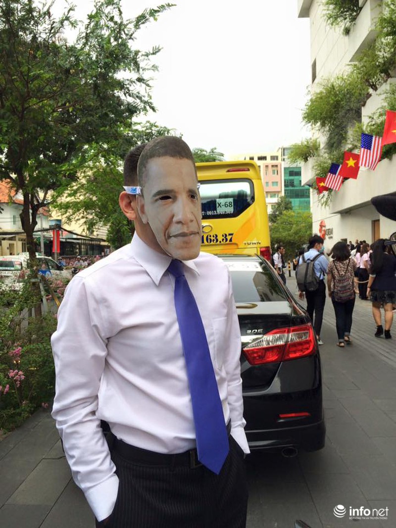 Người nước ngoài đeo mặt nạ Obama, diễn viên Lan Phương khoe quà lưu niệm - ảnh 3