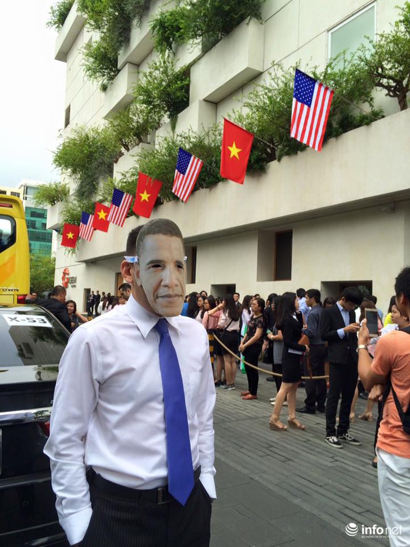 Người nước ngoài đeo mặt nạ Obama, diễn viên Lan Phương khoe quà lưu niệm - ảnh 4