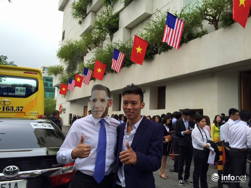 Người nước ngoài đeo mặt nạ Obama, diễn viên Lan Phương khoe quà lưu niệm - ảnh 5