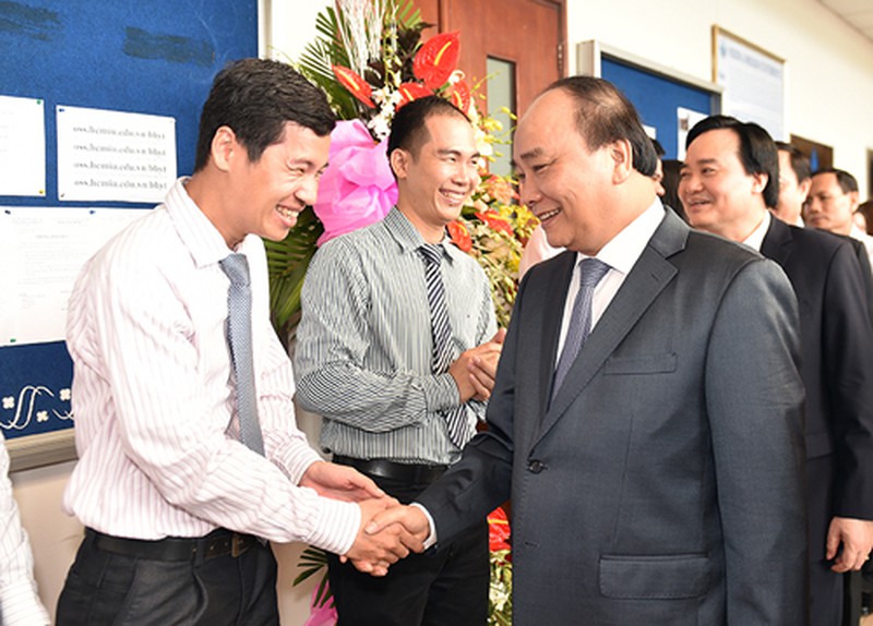 Thủ tướng đi xe khách, thăm khu đô thị khoa học của ĐHQG TPHCM - ảnh 3