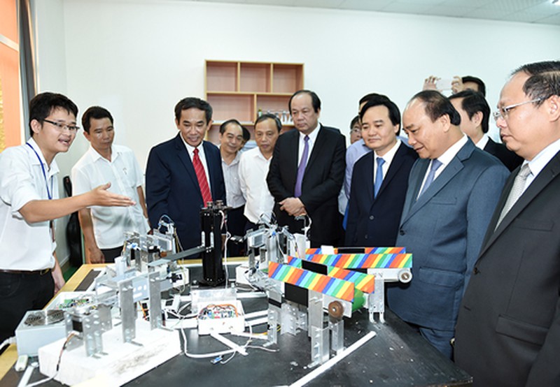 Thủ tướng đi xe khách, thăm khu đô thị khoa học của ĐHQG TPHCM - ảnh 4