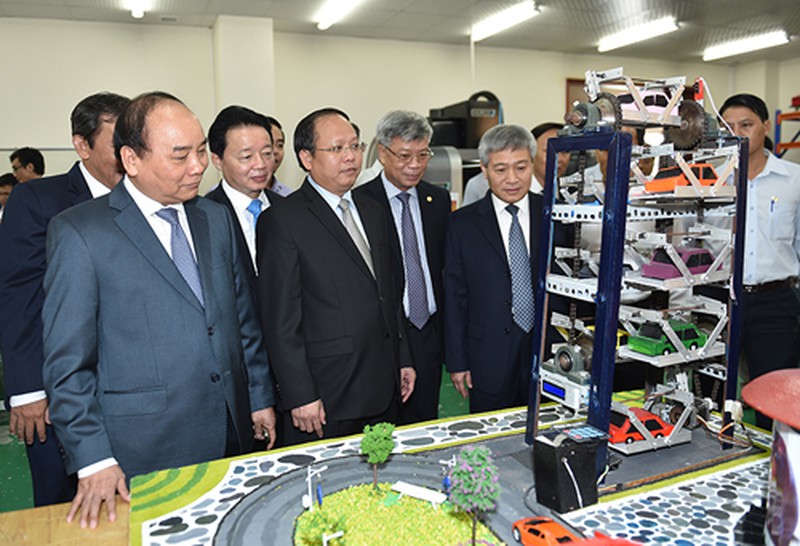 Thủ tướng đi xe khách, thăm khu đô thị khoa học của ĐHQG TPHCM - ảnh 5
