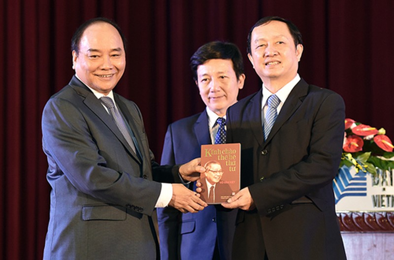 Thủ tướng đi xe khách, thăm khu đô thị khoa học của ĐHQG TPHCM - ảnh 6