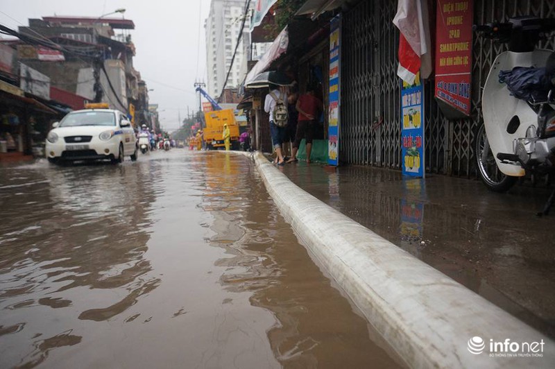 Mưa lớn khủng khiếp, Hà Nội nhiều nơi... thành