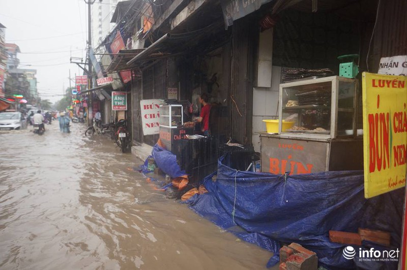 Mưa lớn khủng khiếp, Hà Nội nhiều nơi... thành