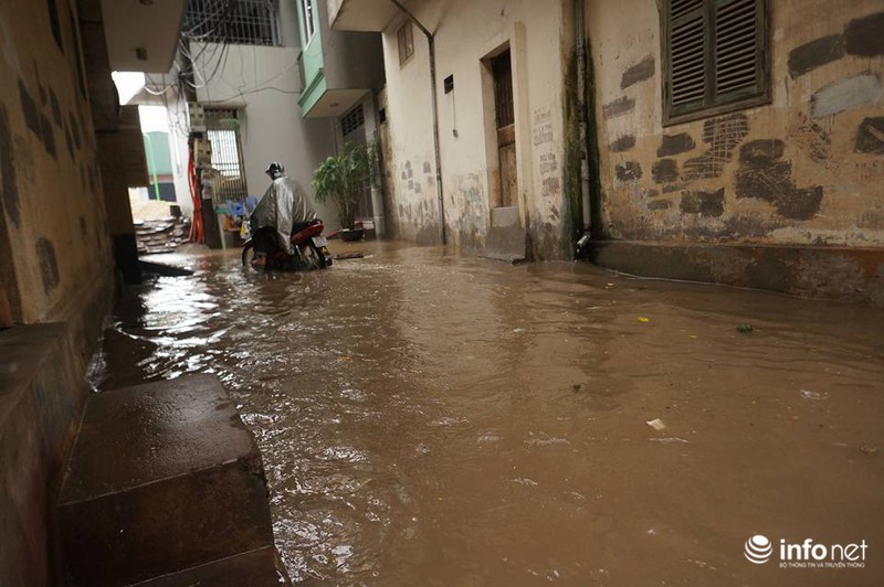 Mưa lớn khủng khiếp, Hà Nội nhiều nơi... thành
