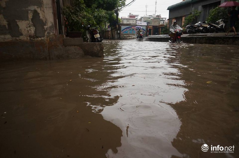 Mưa lớn khủng khiếp, Hà Nội nhiều nơi... thành