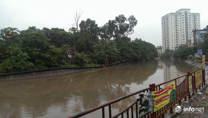 Mưa lớn khủng khiếp, Hà Nội nhiều nơi... thành