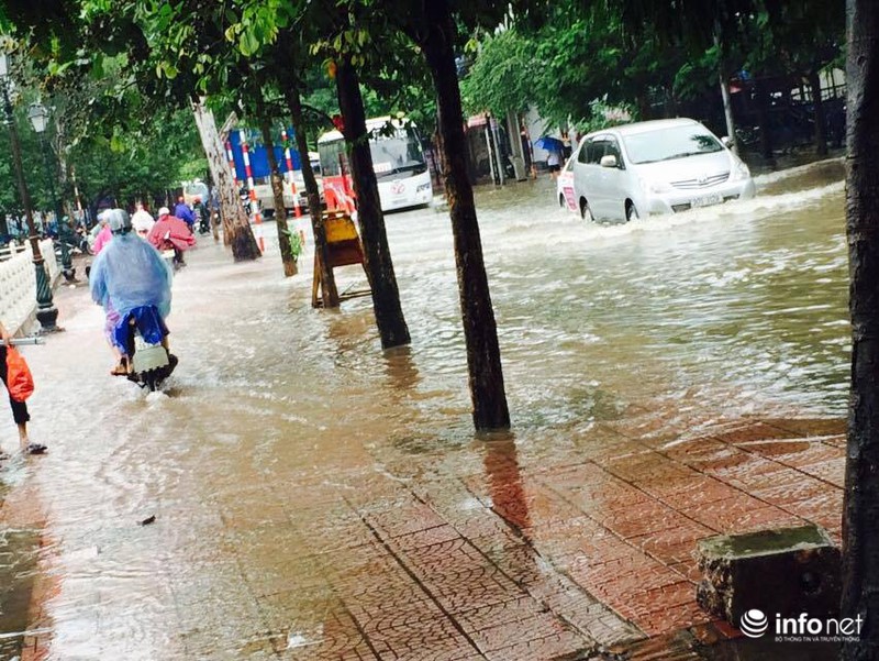 Mưa lớn khủng khiếp, Hà Nội nhiều nơi... thành