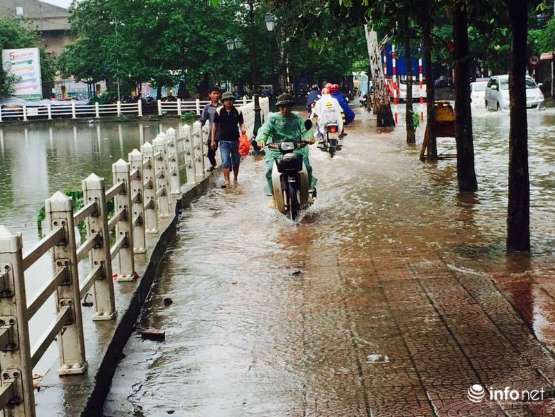 Mưa lớn khủng khiếp, Hà Nội nhiều nơi... thành