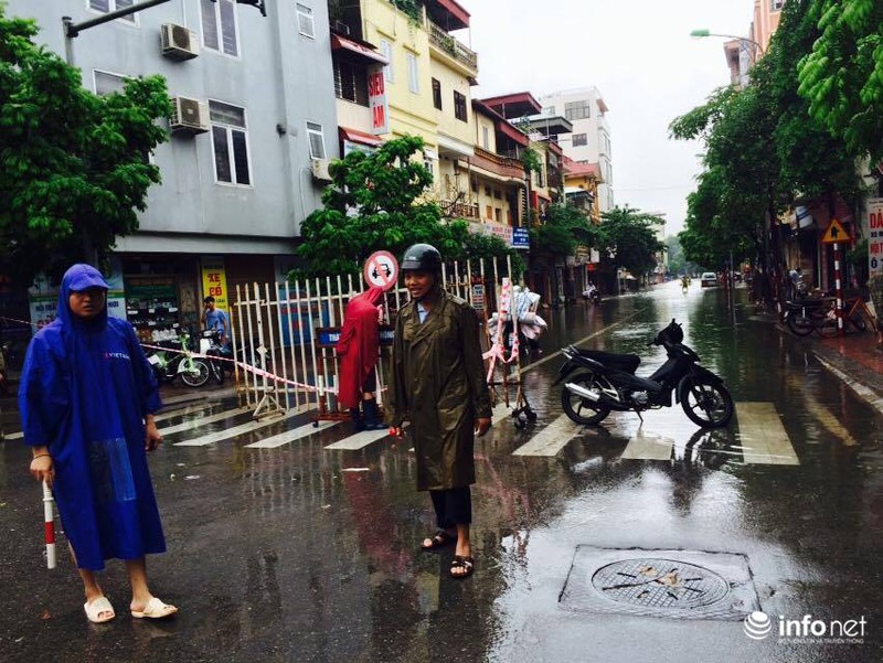 Mưa lớn khủng khiếp, Hà Nội nhiều nơi... thành