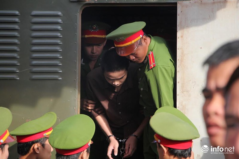 Vụ thảm án Bình Phước: Bị cáo Nguyễn Hải Dương lo sợ bước khỏi xe tù - ảnh 2