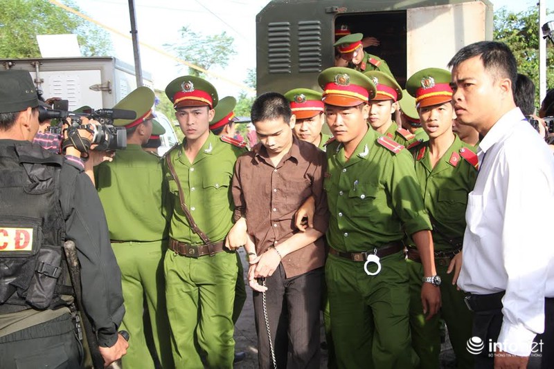 Vụ thảm án Bình Phước: Bị cáo Nguyễn Hải Dương lo sợ bước khỏi xe tù - ảnh 4