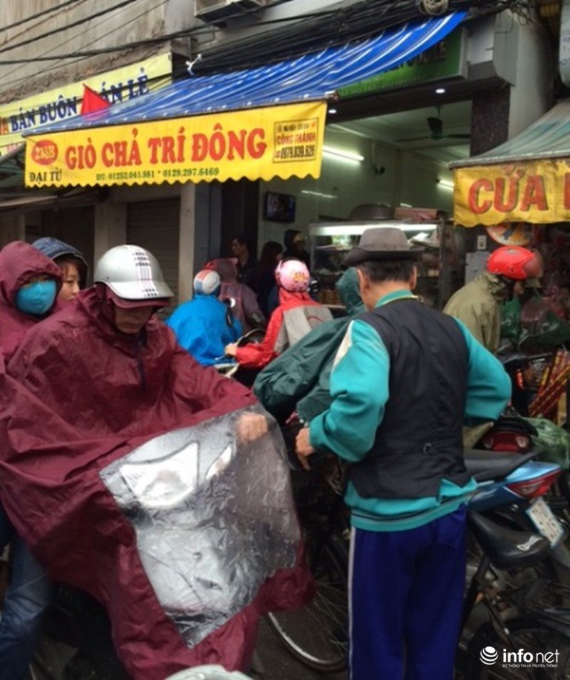 Đội mưa, xếp hàng mua xôi giò, bánh chưng cúng ông Táo - ảnh 1