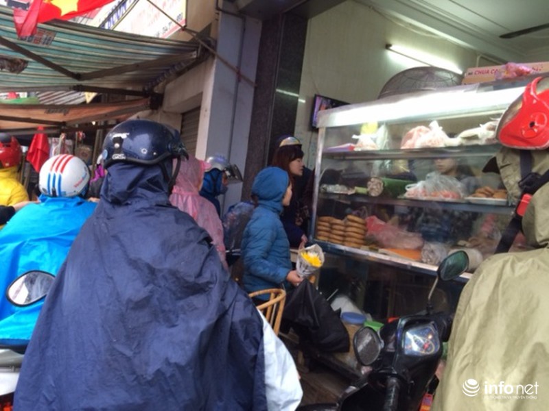 Đội mưa, xếp hàng mua xôi giò, bánh chưng cúng ông Táo - ảnh 2