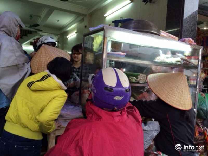 Đội mưa, xếp hàng mua xôi giò, bánh chưng cúng ông Táo - ảnh 3