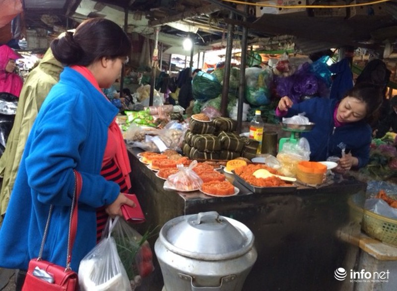 Đội mưa, xếp hàng mua xôi giò, bánh chưng cúng ông Táo - ảnh 4