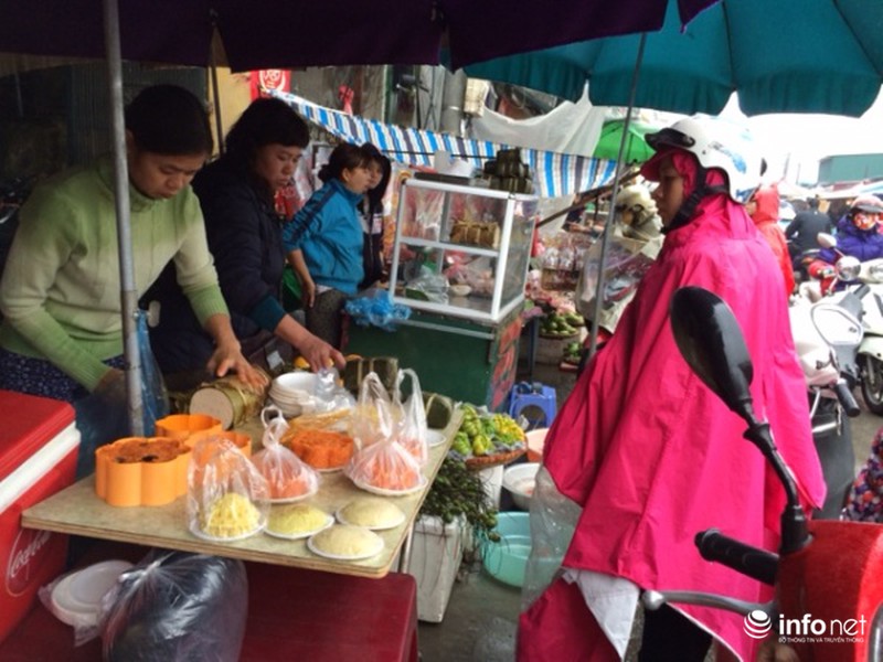 Đội mưa, xếp hàng mua xôi giò, bánh chưng cúng ông Táo - ảnh 5