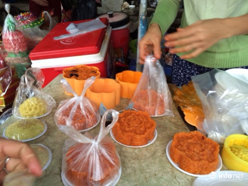 Đội mưa, xếp hàng mua xôi giò, bánh chưng cúng ông Táo - ảnh 6