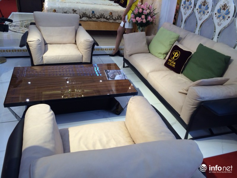 Tận mục bộ sofa bình dị có giá hơn 1 tỷ đồng - ảnh 1