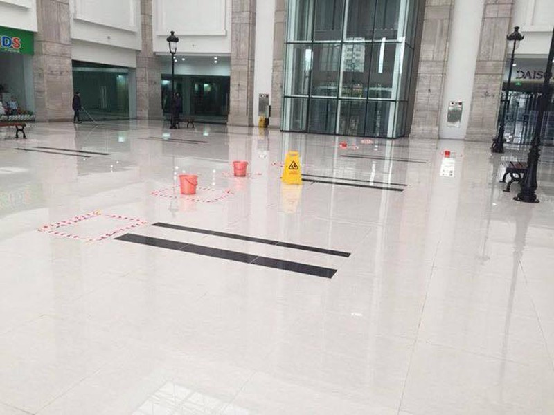 Cám cảnh hầm xe bốc mùi hôi thối, nước ngập hành lang chung cư cao cấp - ảnh 5