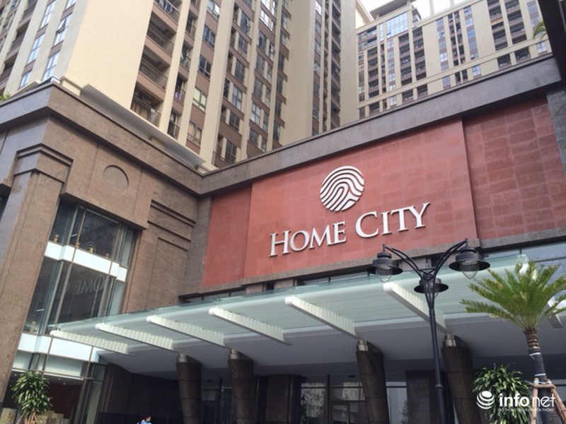 Cám cảnh hầm xe bốc mùi hôi thối, nước ngập hành lang chung cư cao cấp - ảnh 1