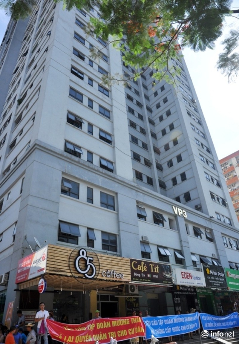 Cư dân chung cư ông Thản đội nắng gắt phản đối việc mất nước sinh hoạt - ảnh 1