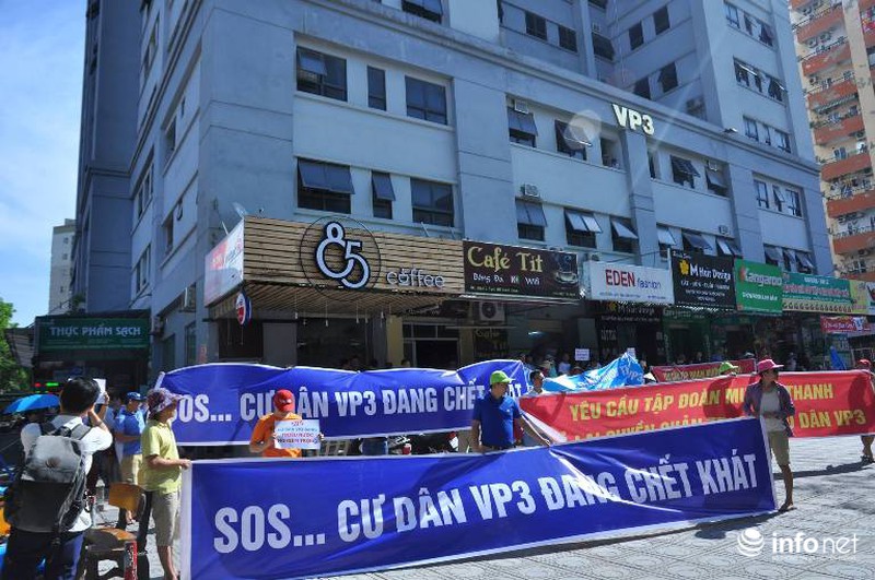 Cư dân chung cư ông Thản đội nắng gắt phản đối việc mất nước sinh hoạt - ảnh 2