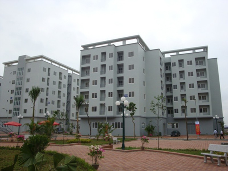 Một bé trai rơi từ tầng 6 xuống đất, tiên lượng dè dặt - ảnh 1