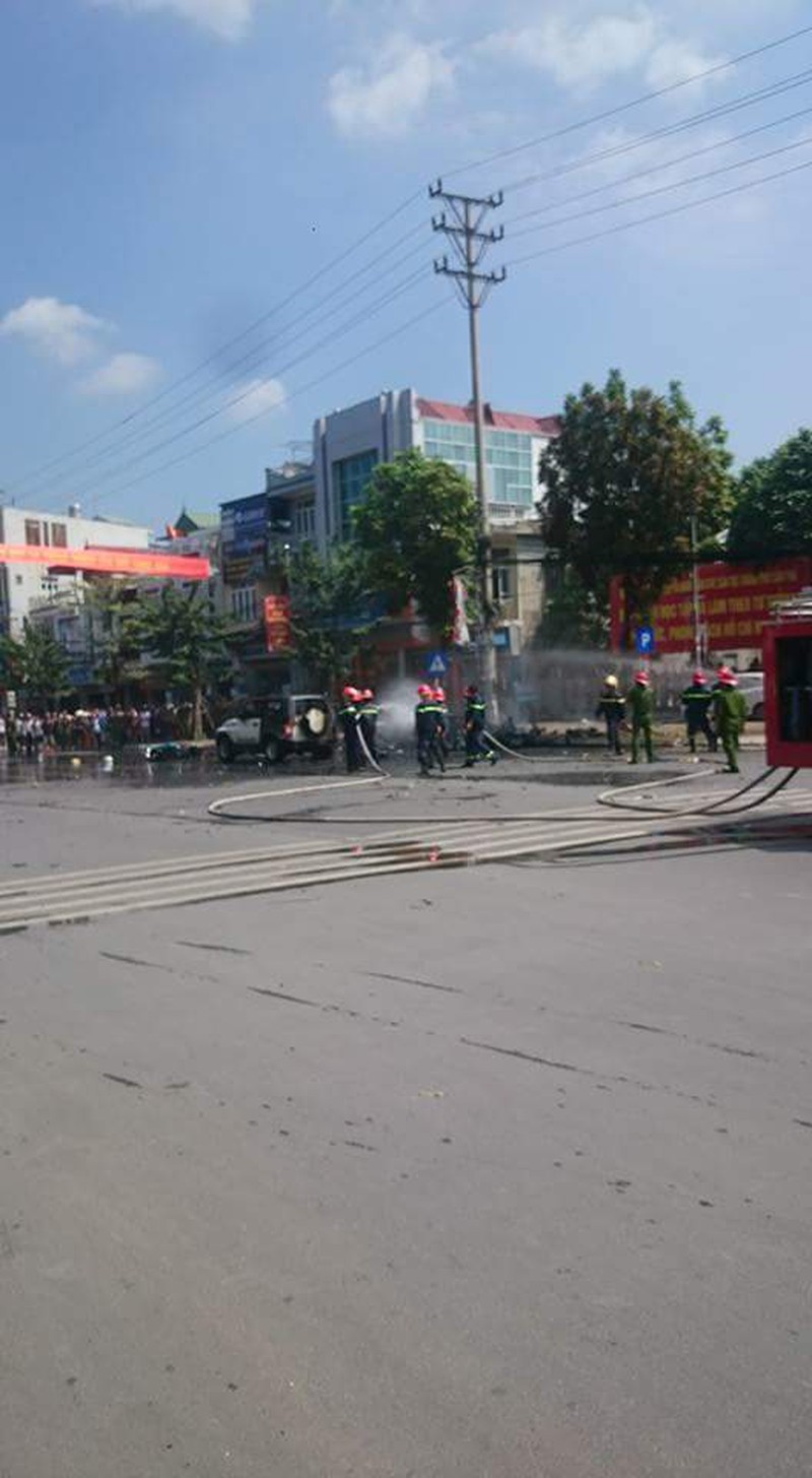 Xe ô tô đang đi bất ngờ phát nổ, hai người thiệt mạng - ảnh 2