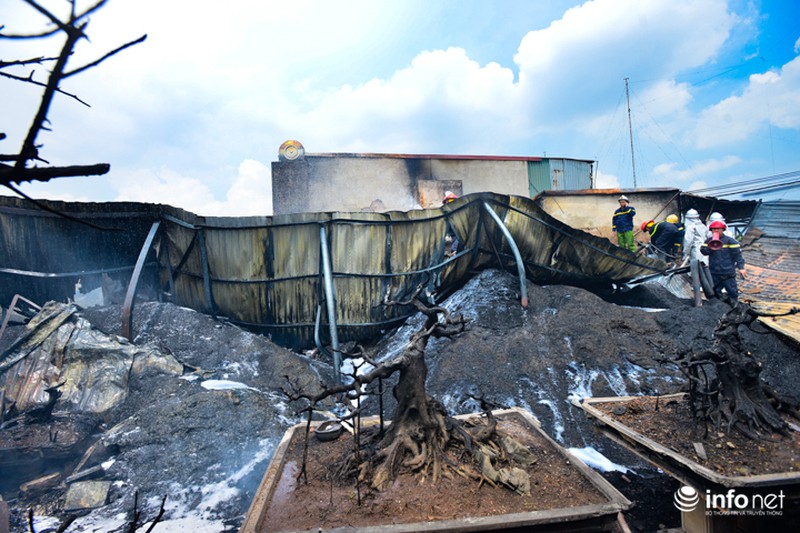 Hiện trường kho xưởng nhựa 1000m2 bị thiêu rụi - ảnh 1