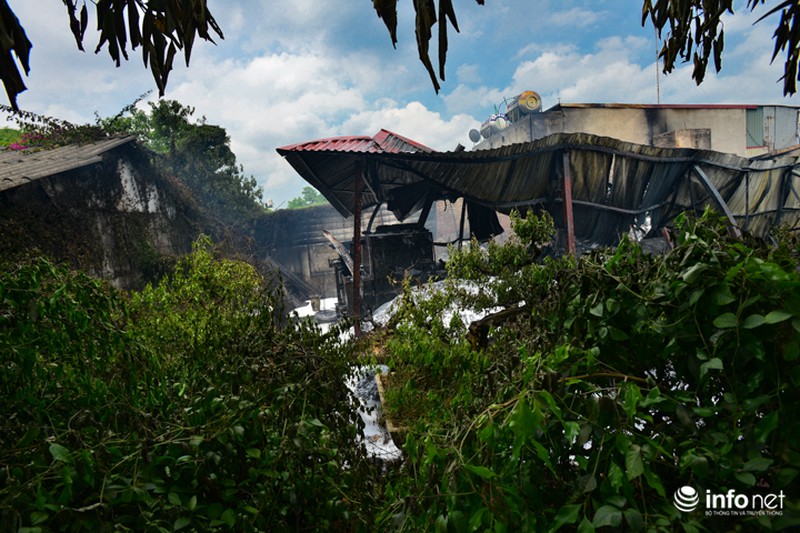 Hiện trường kho xưởng nhựa 1000m2 bị thiêu rụi - ảnh 7