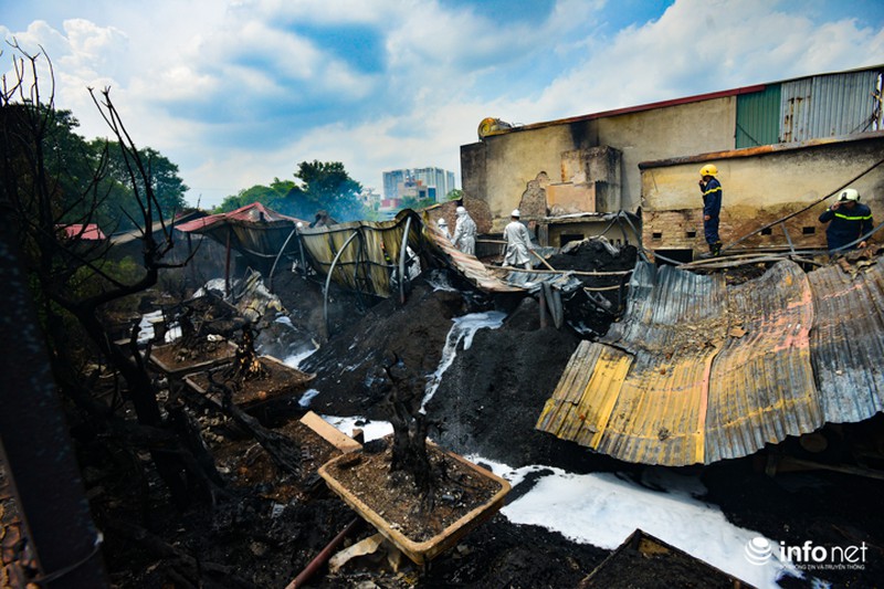 Hiện trường kho xưởng nhựa 1000m2 bị thiêu rụi - ảnh 9