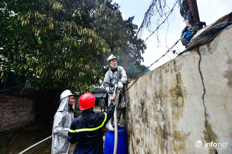 Hiện trường kho xưởng nhựa 1000m2 bị thiêu rụi - ảnh 2