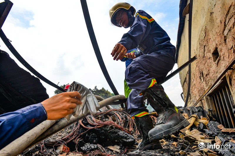 Hiện trường kho xưởng nhựa 1000m2 bị thiêu rụi - ảnh 4