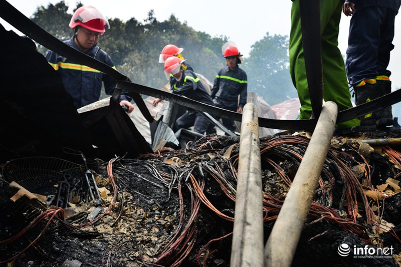 Hiện trường kho xưởng nhựa 1000m2 bị thiêu rụi - ảnh 5