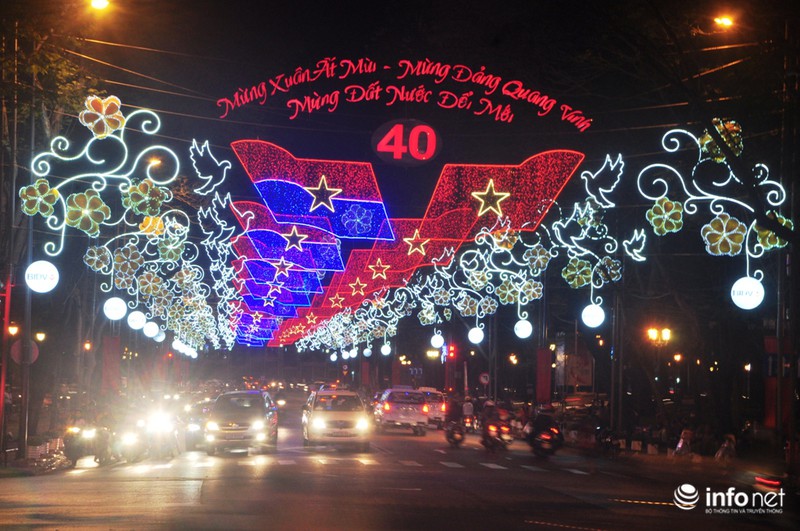 Đường phố Sài Gòn rực rỡ trước thềm năm mới - ảnh 5