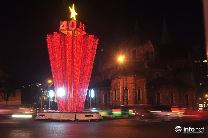 Đường phố Sài Gòn rực rỡ trước thềm năm mới - ảnh 4